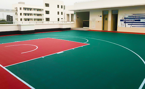 半場(chǎng)塑膠籃球