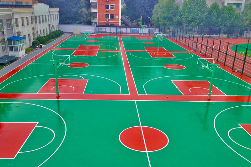 學(xué)?；@球場(chǎng)